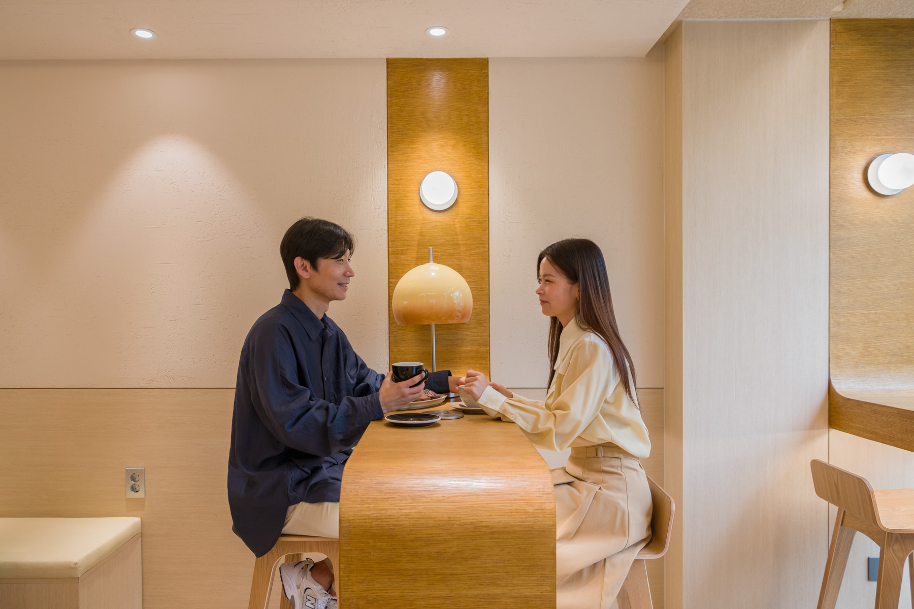 카페 매장에서 이야기를 나누는 두 사람